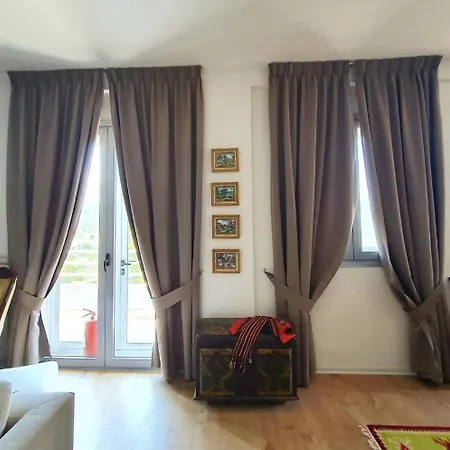 Entire Elida Tragjas