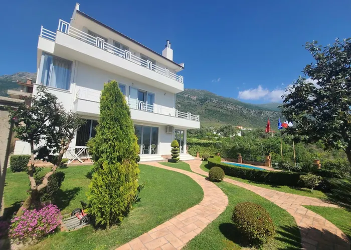 Entire Elida Villa