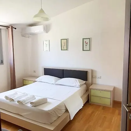 Entire Elida * Trajas