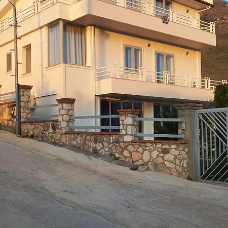 Entire Elida Villa