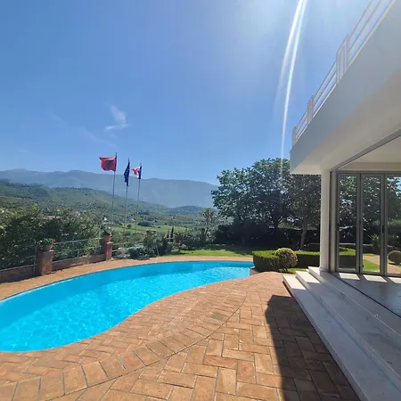Entire Elida Villa