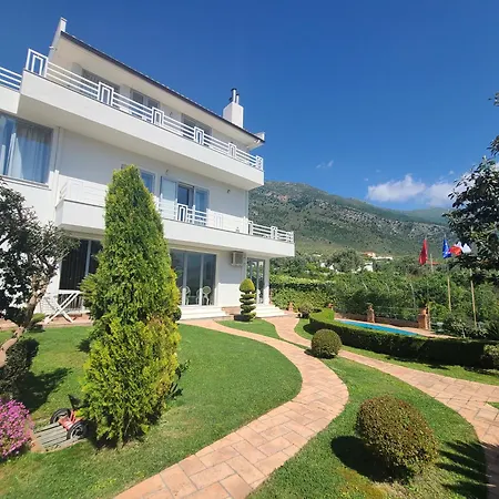 Entire Elida Villa